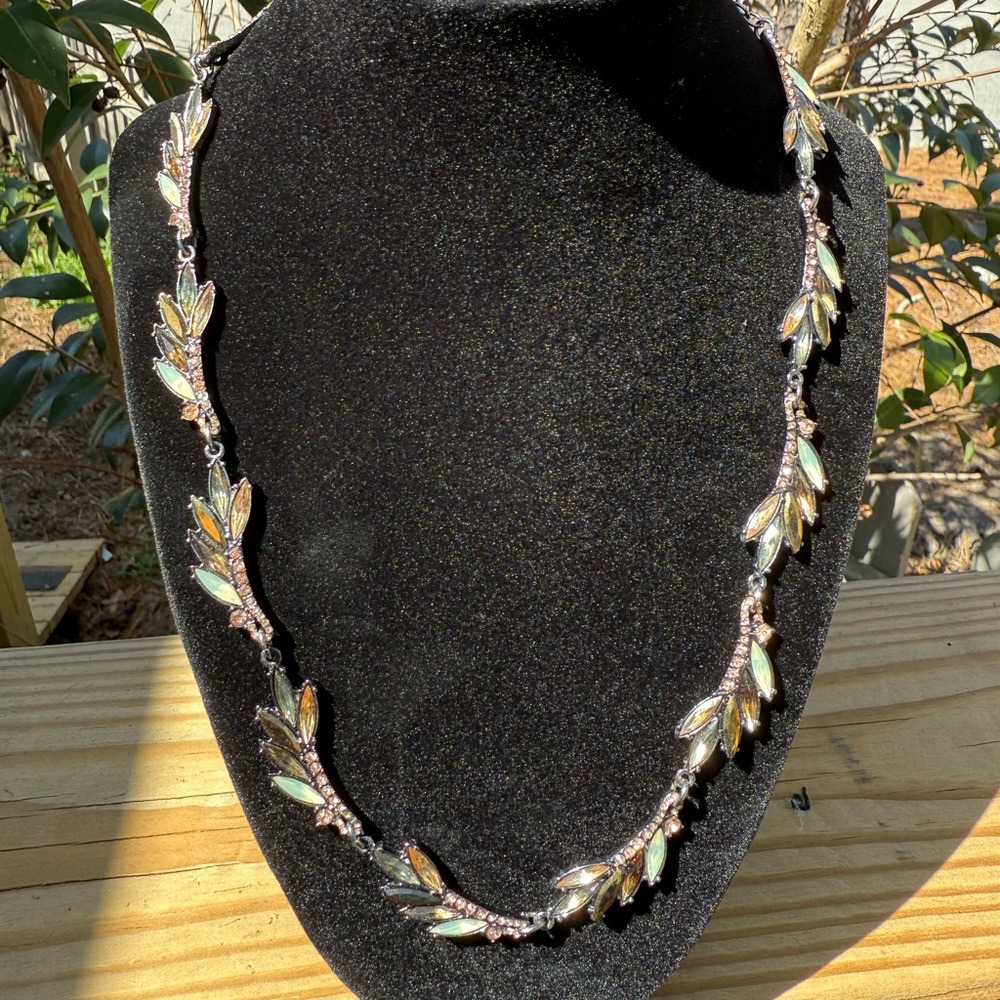 Elegant Leaf Design Necklace